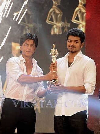 Vittoria Ceretti — Shah rukh khan giving best actor award to Vijay thalapathy for thuppakki film