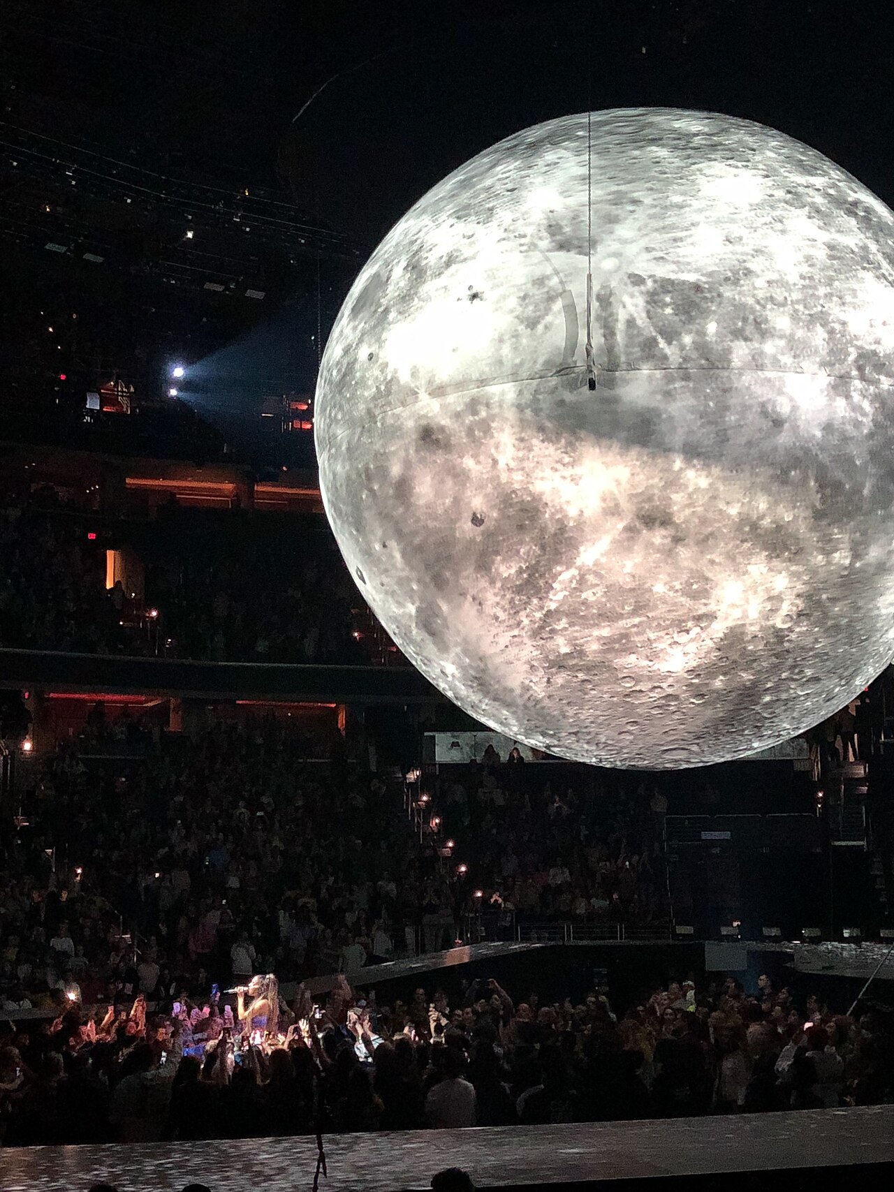 Sydney Sweeney — Ariana Grande on the 2019 Sweetener World Tour