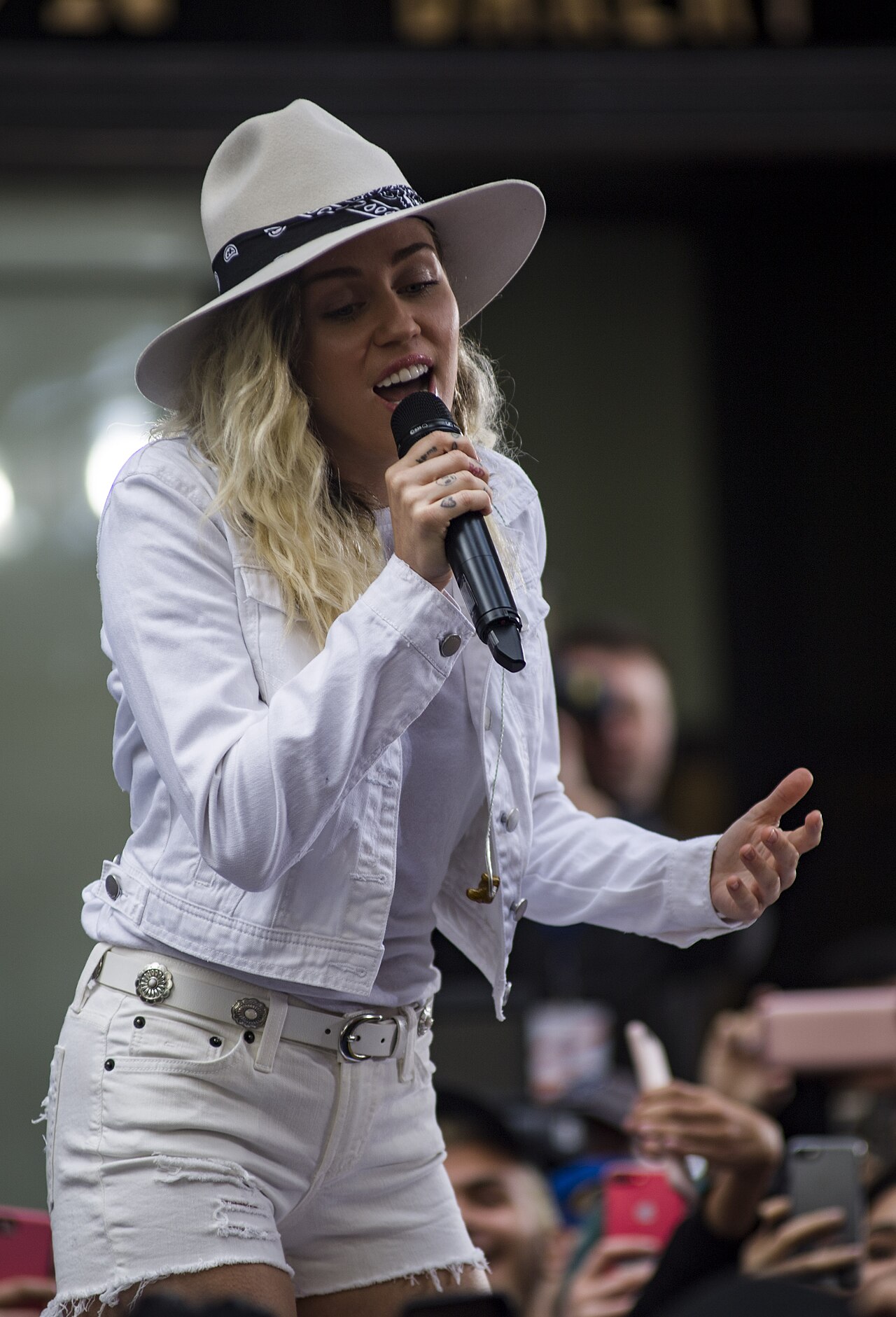 MILEY CYRUS TO RECEIVE GIVING US LIFETIME ACHIEVEMENT AWARD at RUPAUL'S DRAG RACE SEASON 18 FINALE