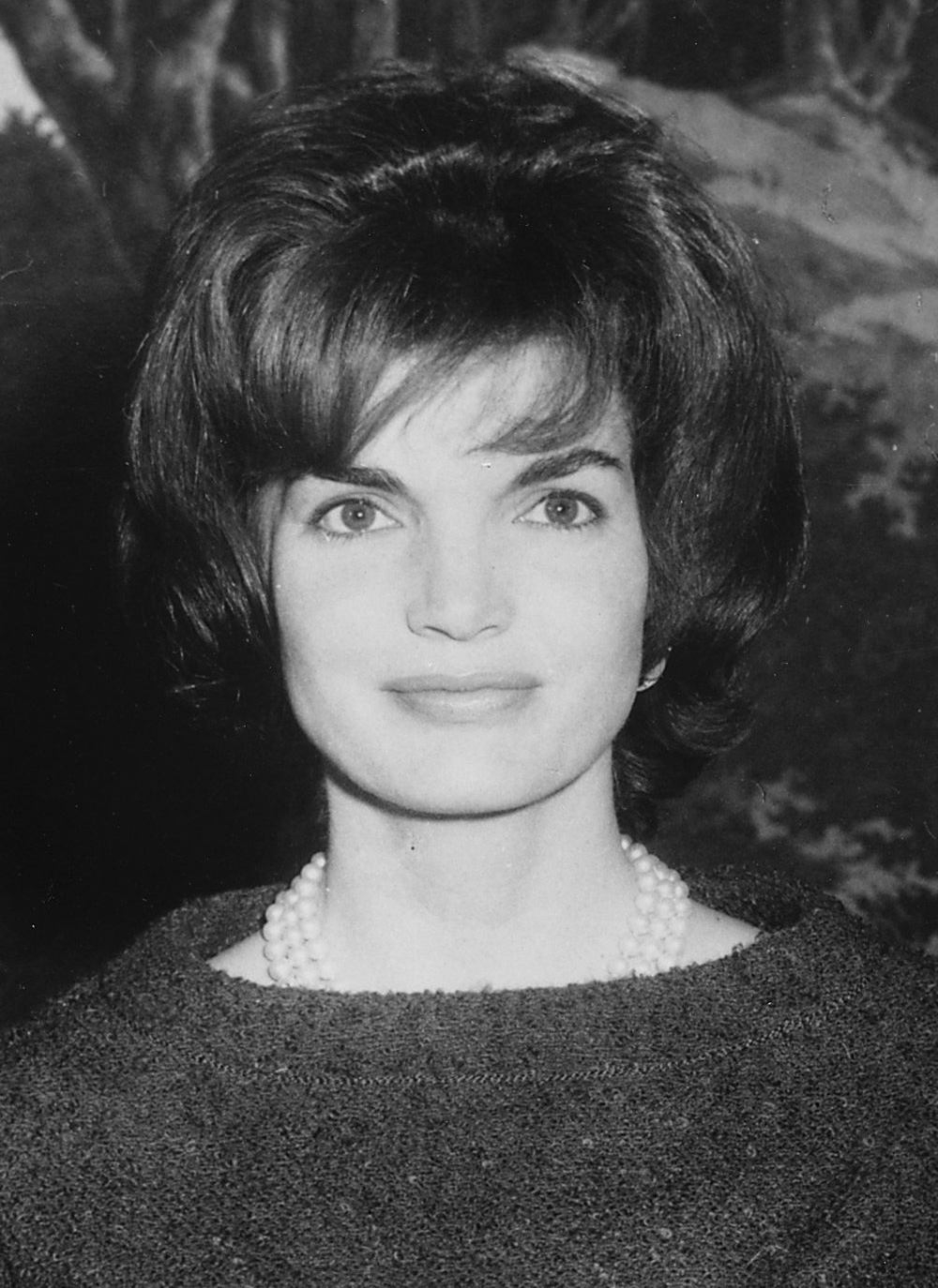 Pablo Larra — Silver Pitcher presented to White House. Mrs. Kennedy. White House, Diplomatic Reception Room.
